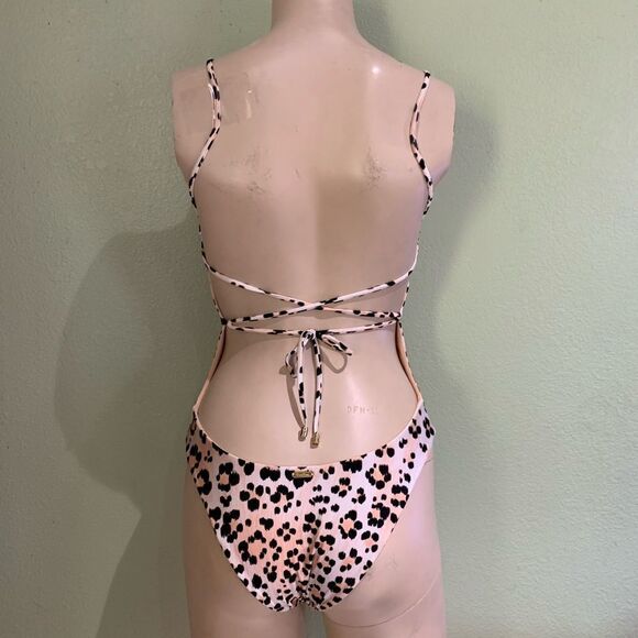 Beach Bunny One Piece - Picture 3 of 3